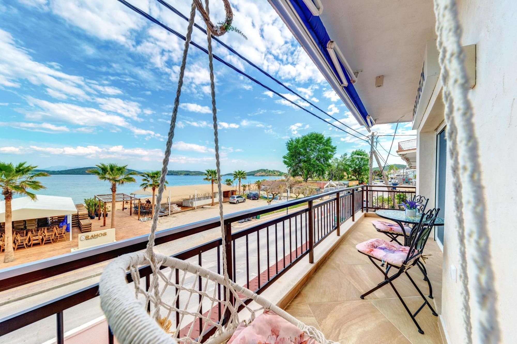 Апартаменти Upper Deck Apt. Неа-Перамос Екстер'єр фото